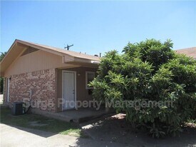 1122 N Center St in Arlington, TX - Building Photo