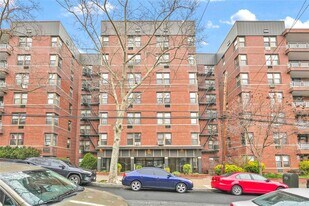 67-41 Burns St in Queens, NY - Building Photo