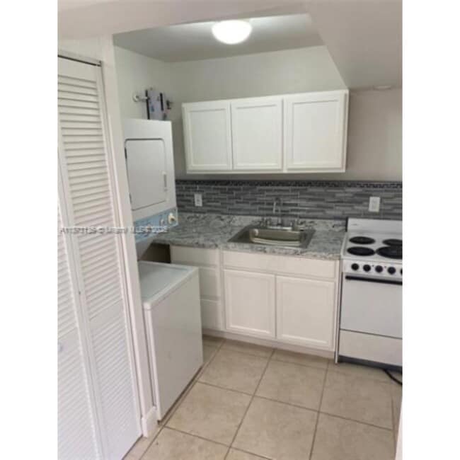 7390 SW 30th Ter in Miami, FL - Building Photo - Building Photo