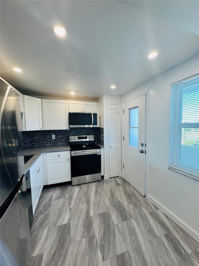 1701 NE 191st St in Miami, FL - Building Photo - Building Photo