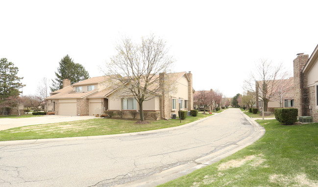 Aspen Place Condos in Livonia, MI - Foto de edificio - Building Photo