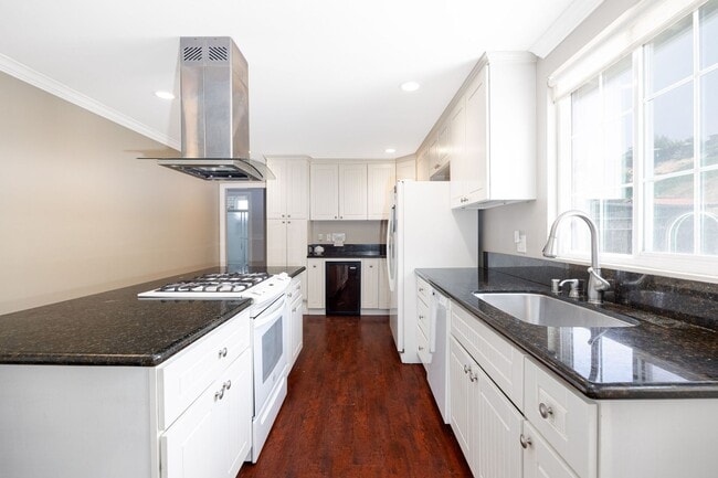 7721 Shorewood Dr in San Diego, CA - Building Photo - Building Photo