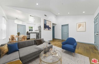 5249 Satsuma Ave in Los Angeles, CA - Building Photo