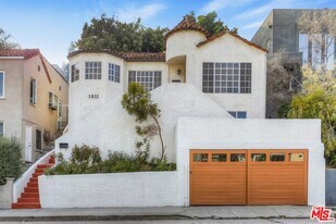 1811 W Silver Lake Dr in Los Angeles, CA - Building Photo