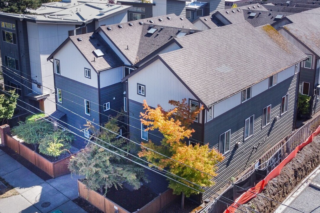 2127 N 113th St in Seattle, WA - Building Photo