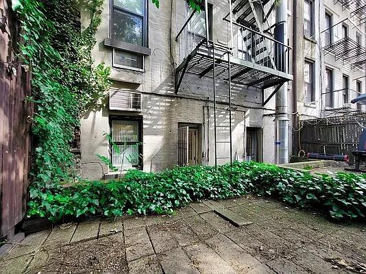 417 W 56th St in New York, NY - Building Photo - Building Photo