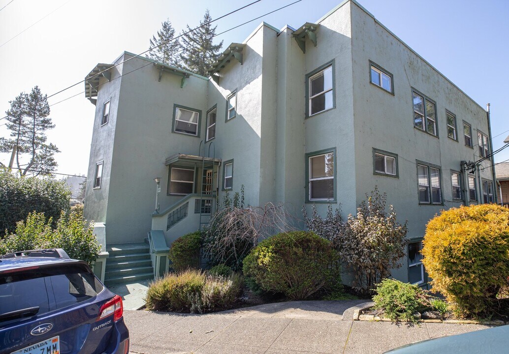 319 N 8th St in Coos Bay, OR - Foto de edificio