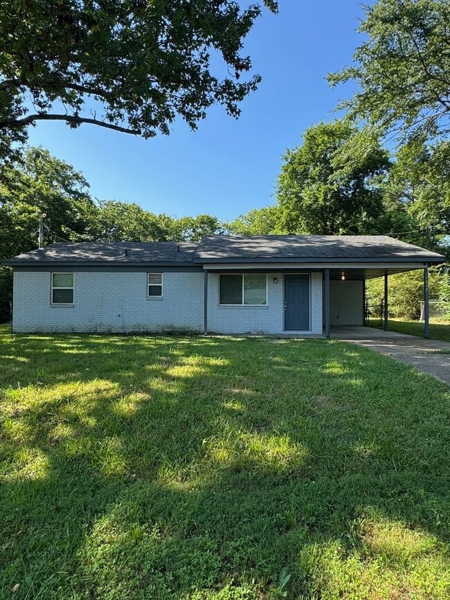 property at 2857 Lakeland Dr