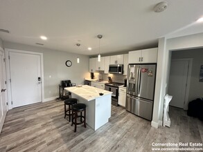 210 Old Colony Ave, Unit 3 in Boston, MA - Foto de edificio - Building Photo