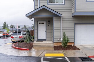 935 Arthur Ave in Cottage Grove, OR - Foto de edificio - Building Photo