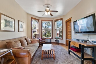 1821 N Sawyer Ave, Unit 2 in Chicago, IL - Foto de edificio - Building Photo