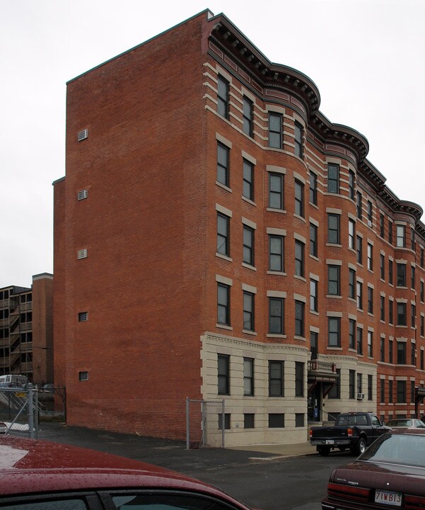 319 Chestnut St in Holyoke, MA - Foto de edificio