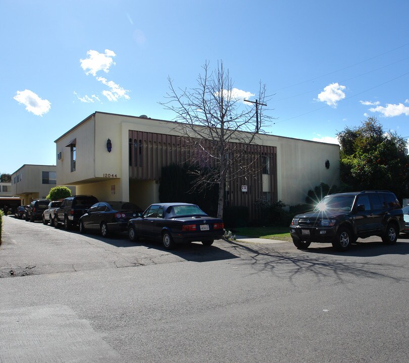 12044 Kling St in Valley Village, CA - Foto de edificio