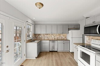 102 Mint Hill Dr in Cary, NC - Foto de edificio - Building Photo