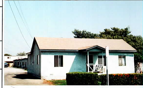 12408 Dunrobin Ave in Downey, CA - Foto de edificio