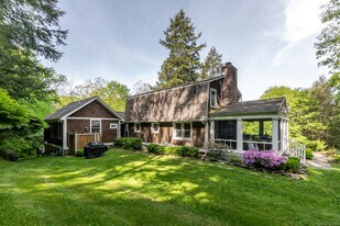 102 Westwoods Rd 1 in Sharon, CT - Building Photo