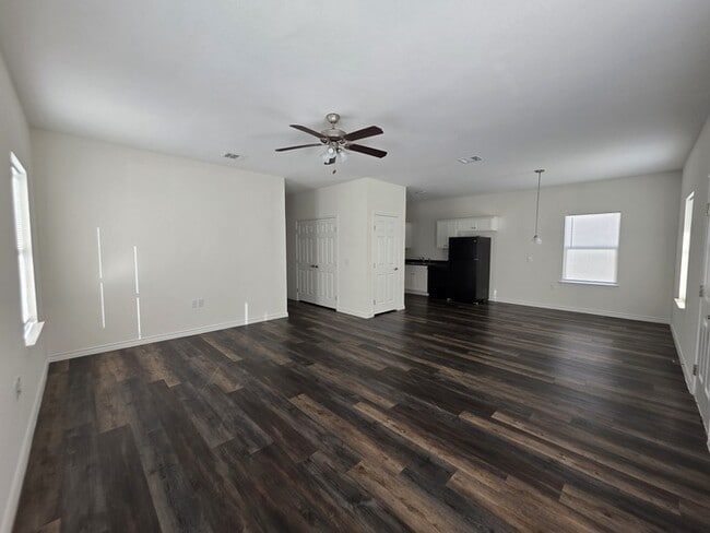 6306 Lacey Oak Dr in Hitchcock, TX - Building Photo - Building Photo