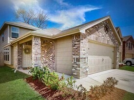 688 River Garden Dr in Fort Worth, TX - Building Photo