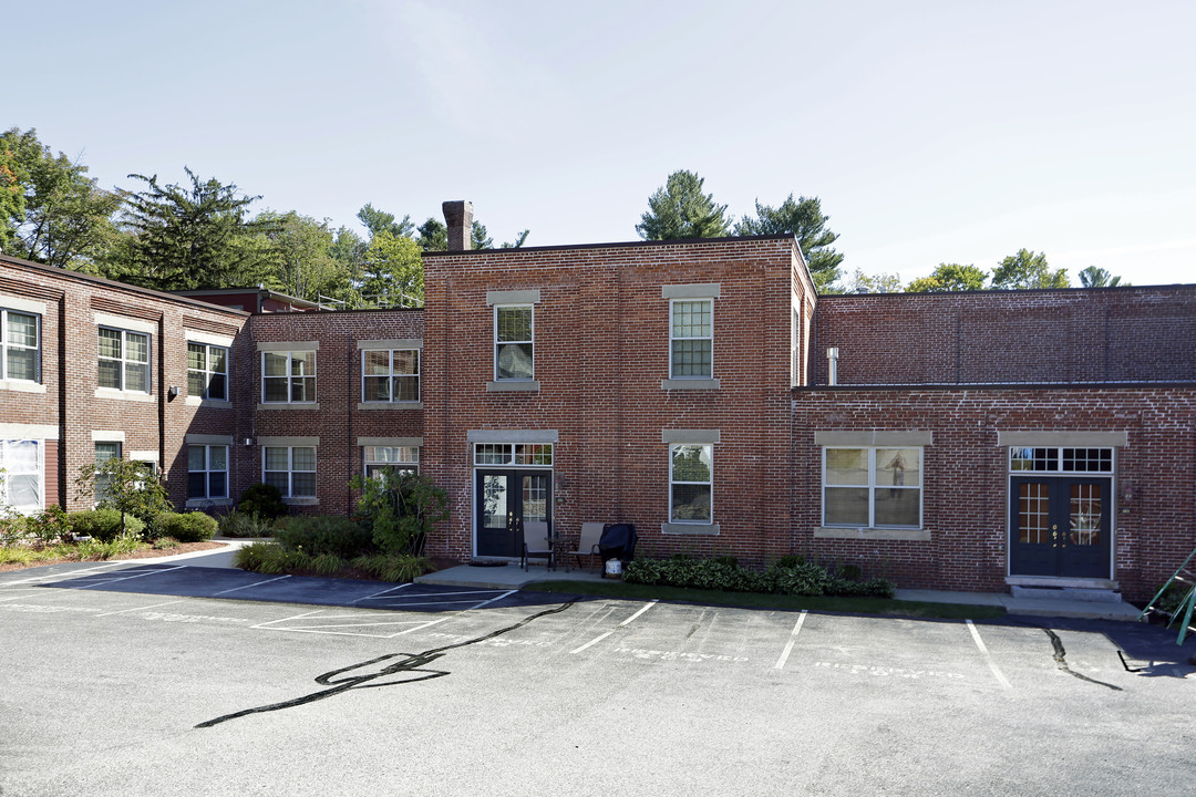 9-11 Chester Rd in Derry, NH - Building Photo