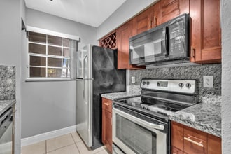 2890 N Oakland Forest Dr in Oakland Park, FL - Building Photo - Building Photo