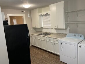 1318 W Blum St, Unit 2 in Alvin, TX - Building Photo - Building Photo