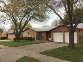 613 NW Sandra Ln in Burleson, TX - Building Photo