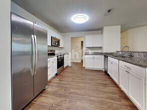 5057 Thornton Dr in Summerville, SC - Foto de edificio - Building Photo