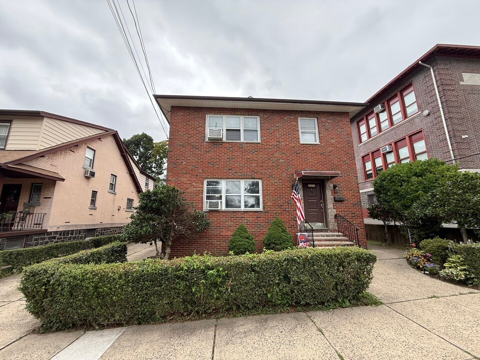266 Lawton Ave, Unit 1 in Cliffside Park, NJ - Building Photo