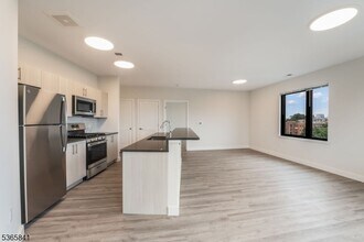 72 S Essex Ave in Orange, NJ - Building Photo - Building Photo