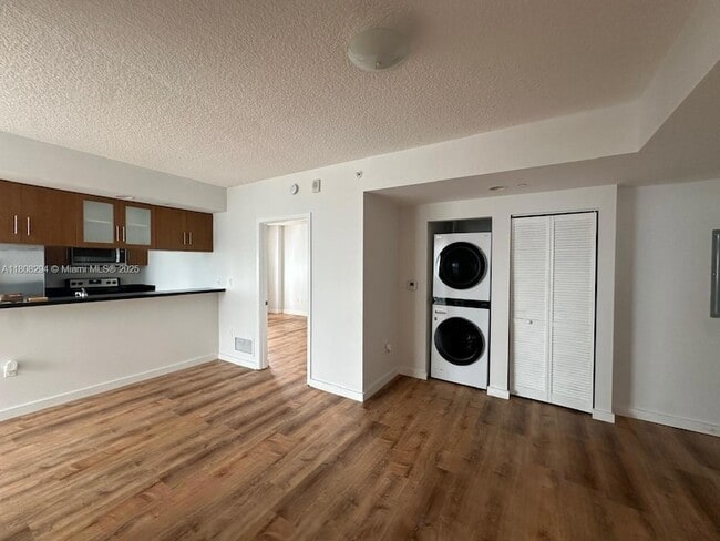 601 NE 23rd St, Unit PH02 in Miami, FL - Building Photo - Building Photo