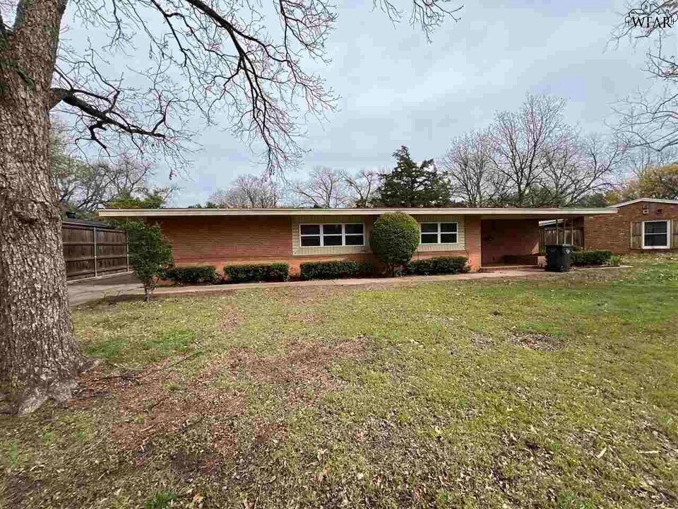 2406 Hampstead Ln in Wichita Falls, TX - Building Photo