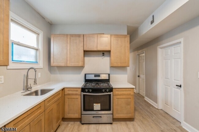 216 S 10th St in Newark, NJ - Building Photo - Building Photo