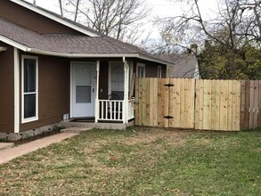805 Lexington Rd in Elgin, TX - Foto de edificio - Building Photo