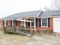 9701 Rockfish Rd in Raeford, NC - Foto de edificio - Building Photo