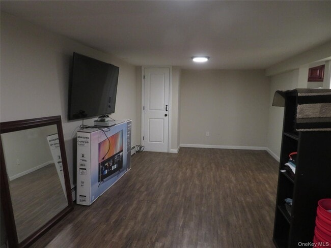 17 Chimney Ln in Bay Shore, NY - Building Photo - Building Photo