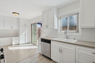 2048 Garden Ln in Costa Mesa, CA - Foto de edificio - Building Photo