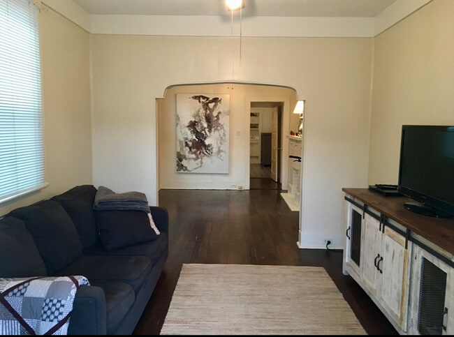 807 Leontine St, Unit 807