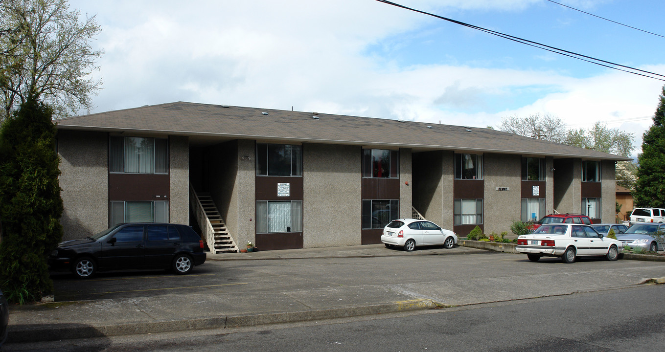 The Cedars Apartments in Eugene, OR - Foto de edificio