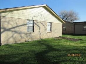 733 W Live Oak St in Angleton, TX - Building Photo - Building Photo
