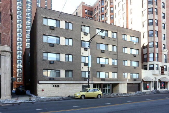 5228 N Sheridan Rd in Chicago, IL - Foto de edificio - Building Photo
