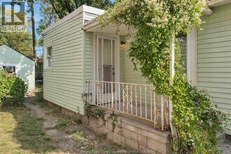 368 McKay Ave in Windsor, ON - Foto de edificio - Building Photo