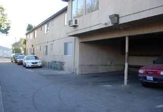 7609 Whitsett Ave in North Hollywood, CA - Foto de edificio - Building Photo