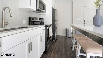 2220 W First St, Unit 213 in Ft. Myers, FL - Building Photo - Building Photo