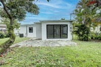 13015 NW 10th Ave in North Miami, FL - Foto de edificio - Building Photo