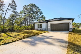 8175 Elkenberry Ave in North Port, FL - Building Photo