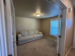 511 Casting St SE in Albany, OR - Foto de edificio - Building Photo