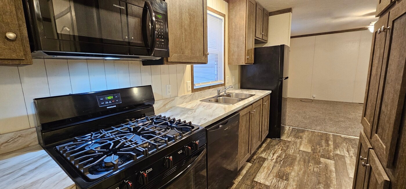 56 Birch Ct in Belleville, MI - Building Photo