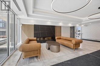 705 Davis Dr in Newmarket, ON - Building Photo - Building Photo