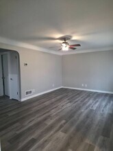 5815 Snow Rd in Parma, OH - Foto de edificio - Building Photo