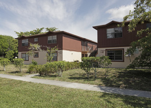 7743-7779 Tam Oshanter Blvd in North Lauderdale, FL - Building Photo - Building Photo